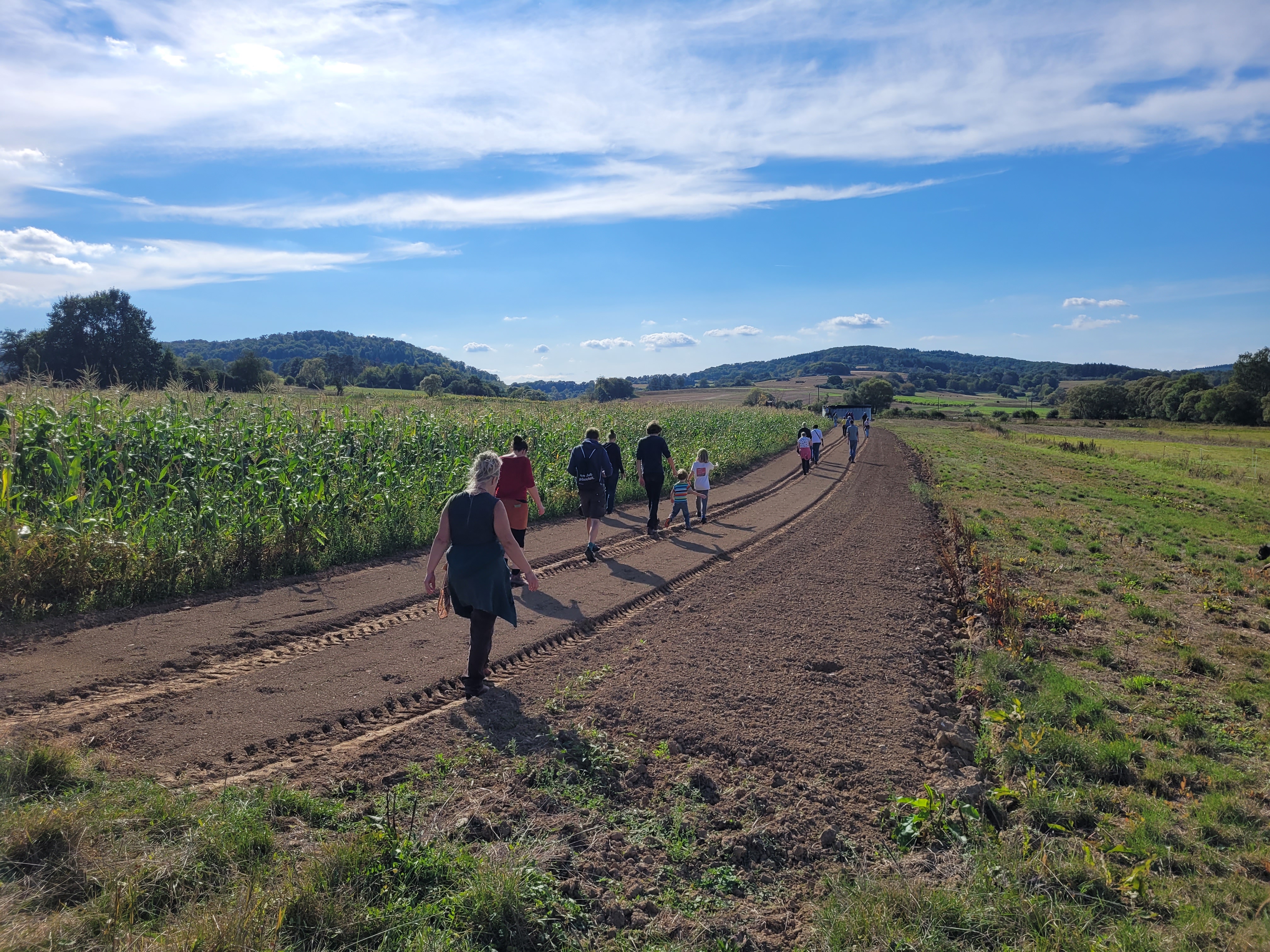 Mitglieder auf dem Weg zum Ackereinsatz