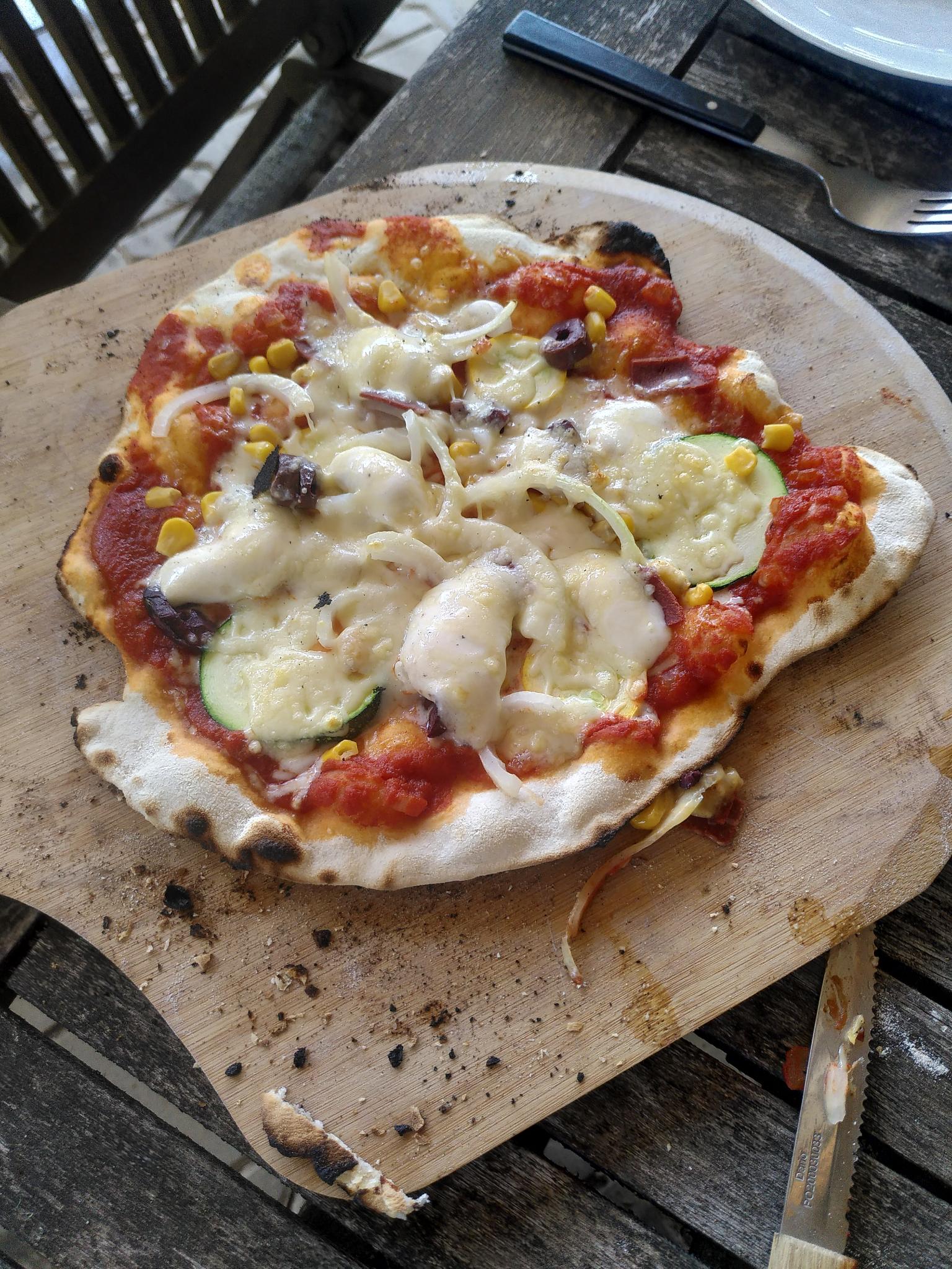 Pizza aus dem Holzofen beim August-Ackereinsatz