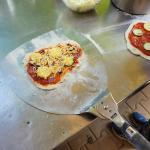 Vorbereitungen für Holzofenpizza.