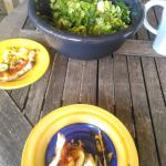 Fertige Pizza und Salat.