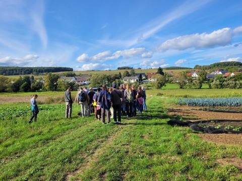 Die Mitglieder beim Ackerspaziergang.