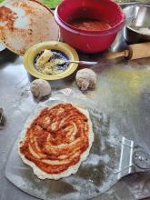 Eine Pizza im Entstehen.